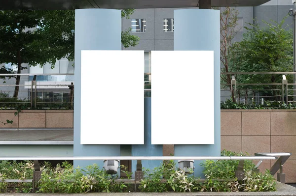 Cartelera grande en blanco en una pared de la calle, pancartas con espacio para agregar su propio texto — Foto de Stock
