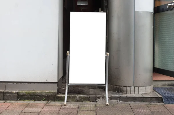 Sokak duvarında kocaman boş bir ilan panosu, kendi metnini ekleyebileceğin pankartlar. — Stok fotoğraf