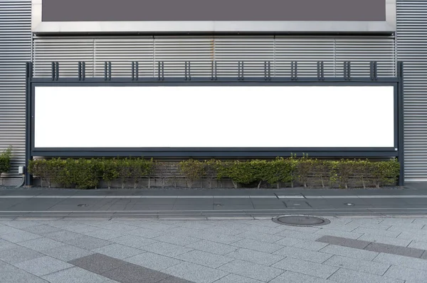 Μεγάλη λευκή πινακίδα σε έναν τοίχο του δρόμου, πανό με χώρο για να προσθέσετε το δικό σας κείμενο — Φωτογραφία Αρχείου