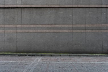 Sokak duvarında kocaman boş bir ilan panosu, kendi metnini ekleyebileceğin pankartlar.