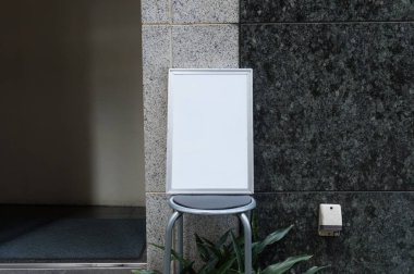 Sokak duvarında kocaman boş bir ilan panosu, kendi metnini ekleyebileceğin pankartlar.