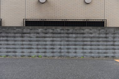 Sokak duvarında kocaman boş bir ilan panosu, kendi metnini ekleyebileceğin pankartlar.