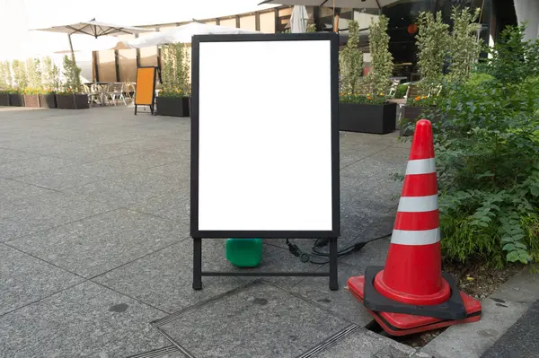 Groot leeg billboard op een straatmuur, spandoeken met ruimte om je eigen tekst toe te voegen — Stockfoto