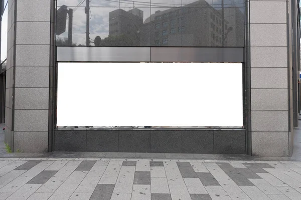 Grande cartellone bianco su un muro stradale, striscioni con spazio per aggiungere il proprio testo — Foto Stock