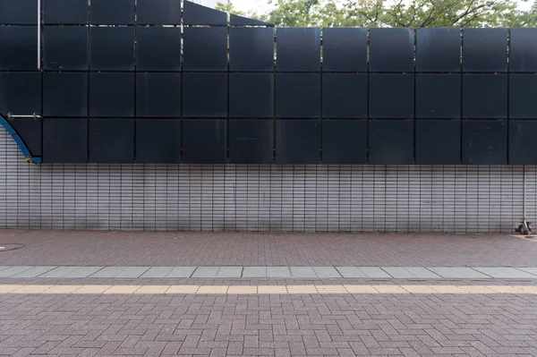 Cartelera grande en blanco en una pared de la calle, pancartas con espacio para agregar su propio texto —  Fotos de Stock