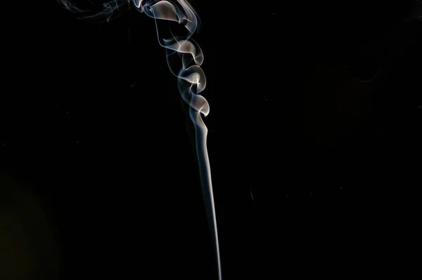 燃烧的白烟在黑色背景上的美丽的片断运动 — 图库照片