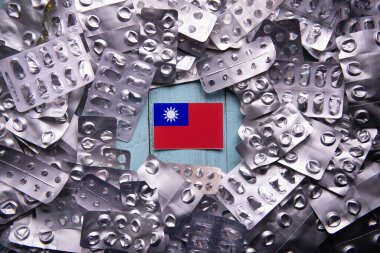 Kullanılmış hapların bayrağı ve su toplaması, boş, sağlık ve tıp konsepti.