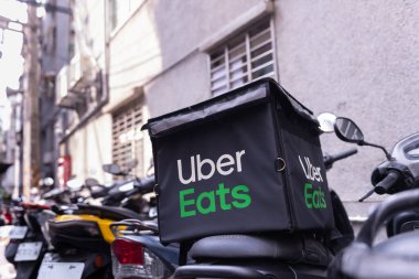 Taipei, Tayvan - Nisan 2020: Taipei, Tayvan 'da bir motosiklette Uber Eats kutusu, teslimat servisi