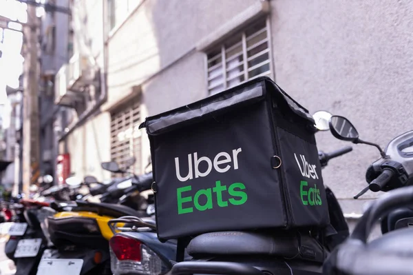 Taipei, Tayvan - Nisan 2020: Taipei, Tayvan 'da bir motosiklette Uber Eats kutusu, teslimat servisi