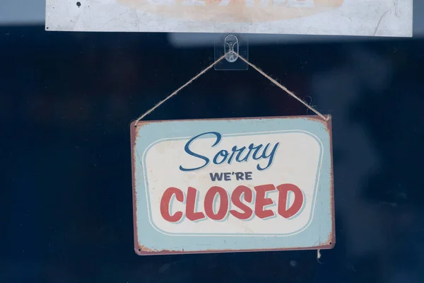 Przepraszam Jesteśmy Zamknięte Znak Wiszący Przed Restauracją Sklep Biuro Lub — Zdjęcie stockowe