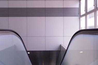 Sokak duvarında kocaman boş bir ilan panosu, kendi metnini ekleyebileceğin pankartlar.