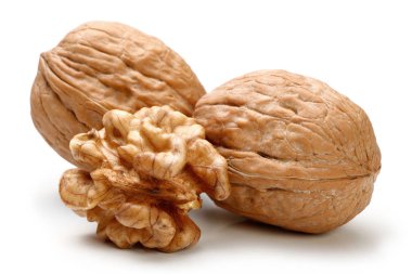 Soyulmuş ceviz ve onun çekirdekleri.