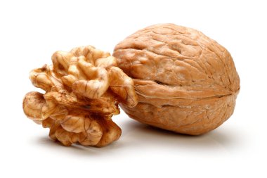 Yarım ceviz parça ve bütün ceviz.