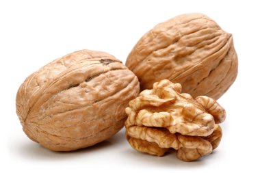 Yarım ceviz parça ve bütün ceviz.