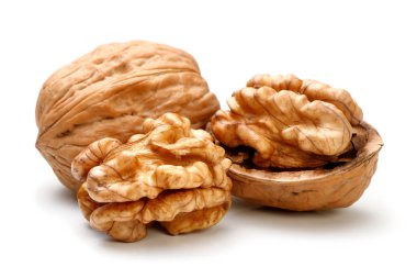 Yarım ceviz parça ve bütün ceviz.