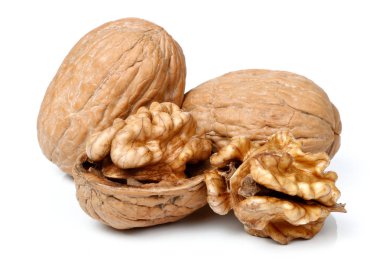 Yarım ceviz parça ve bütün ceviz.