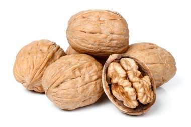 Yarım ceviz parça ve bütün ceviz.