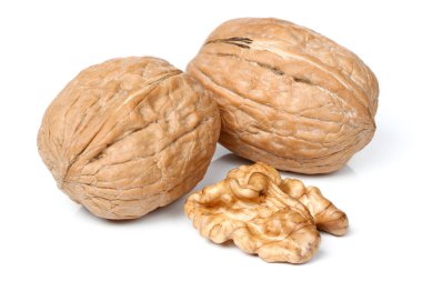 Yarım ceviz parça ve bütün ceviz.