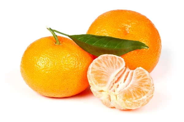 Verse tangerine met bladeren Stockfoto