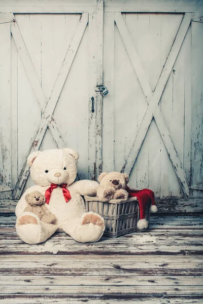 Urso de pelúcia com chapéu de Natal no fundo do portão de madeira, filtro vintage Imagem De Stock