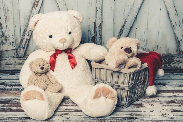 Urso de pelúcia com chapéu de Natal no fundo do portão de madeira, filtro vintage Fotografias De Stock Royalty-Free