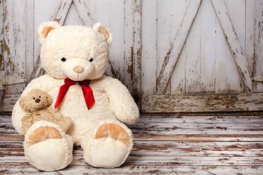 Ahşap kapı arka plan üzerinde Noel şapkalı iki oyuncak ayılar vintage
