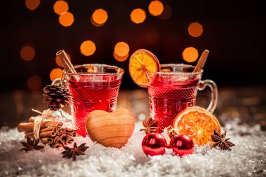 Portakal ve baharat bir Noel Pazar akşam üzerinde mulled şarap. Aşk kalp