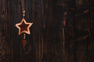 Anason tarçın ve çam kozalakları ile şık rustik kış duvar kağıdı