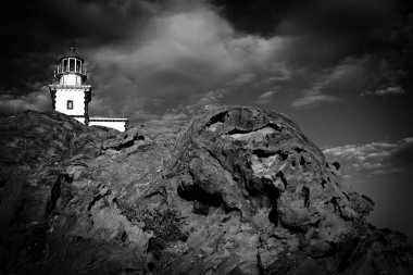 Deniz feneri Uçurumdaki, Santorini, Yunanistan.