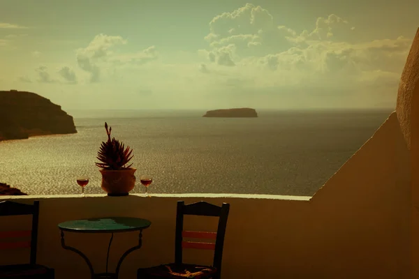 Beautiful view of Caldera and enjoying romantic dinner during sunset before getting dark over Aegean sea, Santorini — Stock Photo, Image