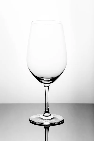 Verre cristal sur une table en verre, fond blanc — Photo