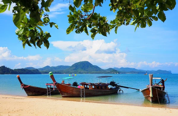 Long boasts on a tropical beach in Thailand, Asia — Stock Photo, Image