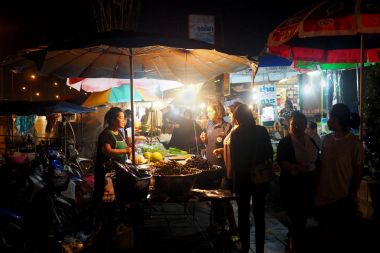 Tayland bir gece pazarda gıda tezgahları