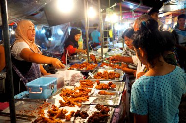 Tayland bir gece pazarda gıda tezgahları
