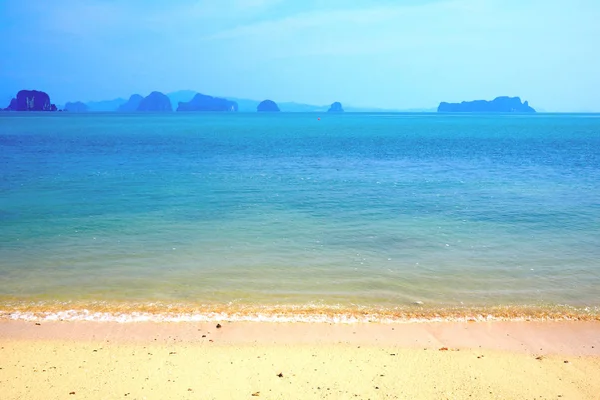 Белый пляж и хрустящий голубой океан — стоковое фото