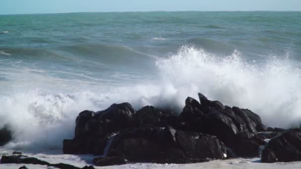 Raue Wellen nach einem Sturm — Stockvideo