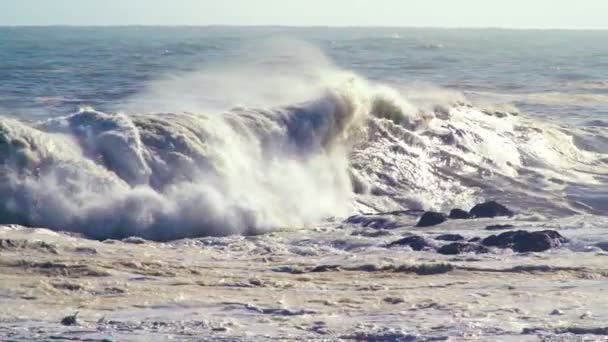 Ondas ásperas após uma tempestade — Vídeo de Stock