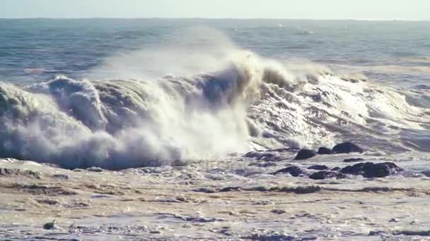 Волны, разбивающиеся на побережье — стоковое видео