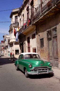 Havana, Küba - 16 Haziran 2016: Havana, Küba'da şehir merkezindeki eski araba