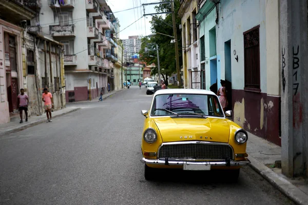 哈瓦那 2016 旧车是很常见的景象 在古巴哈瓦那市中心附近 — 图库照片