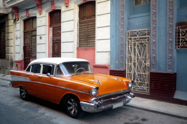 Havana, Küba - 8 Mart 2016: eski arabalar çoğu ortak bir görüş etrafında şehir Havana, Küba