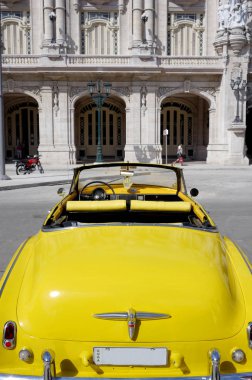 Havana, Küba'da şehir merkezindeki eski araba