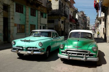 Havana, Küba - 8 Mart 2016: eski arabalar çoğu ortak bir görüş etrafında şehir Havana, Küba
