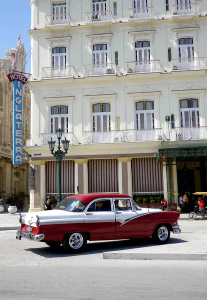 Havana, Kuba - 8. března 2016: staré auto mimo slavný Hotel Inglaterra, Havana, Kuba — Stock fotografie