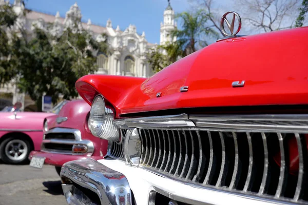 Havanna, Kuba - 8 mars 2016: gamla bilar är en vanlig syn runt centrala Havanna, Kuba — Stockfoto