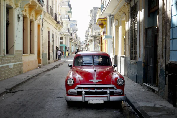 L'Avana, Cuba - 8 marzo 2016: Vecchia auto in Bakstreet del centro di L'Avana, Cuba — Foto Stock