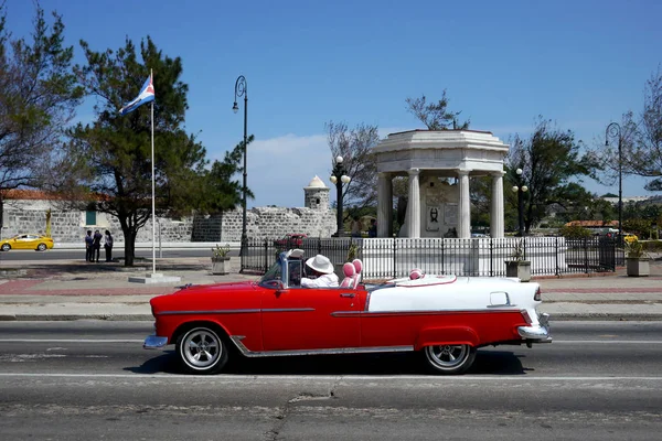 Havana, Kuba - 8. března 2016: stará auta jsou běžné po celém centru města Havana, Kuba — Stock fotografie