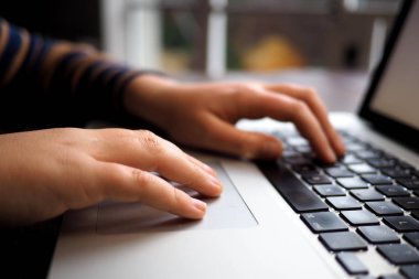 Çocuğun parmak bir bilgisayar izleme yüzeyi Tarih