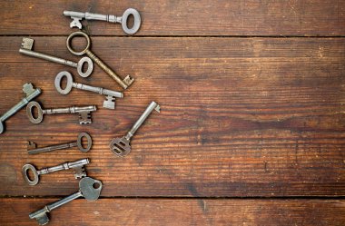 Eski ahşap zemin üzerine eski anahtarları