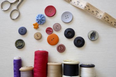 Parlak renkli düğmeler ve dikiş pamuk, düz yatıyordu